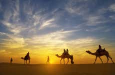 Passeio de camelo pelo deserto com jantar e espetáculo